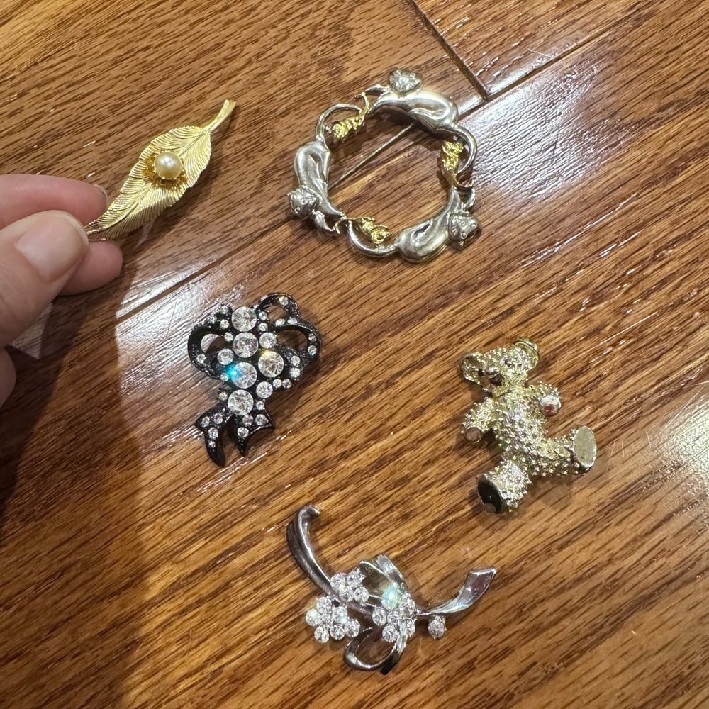 Set of (5) Vinatage‎ Goldtone and Silvertone Brooches- Leaf, Bear, Cat & Mice!